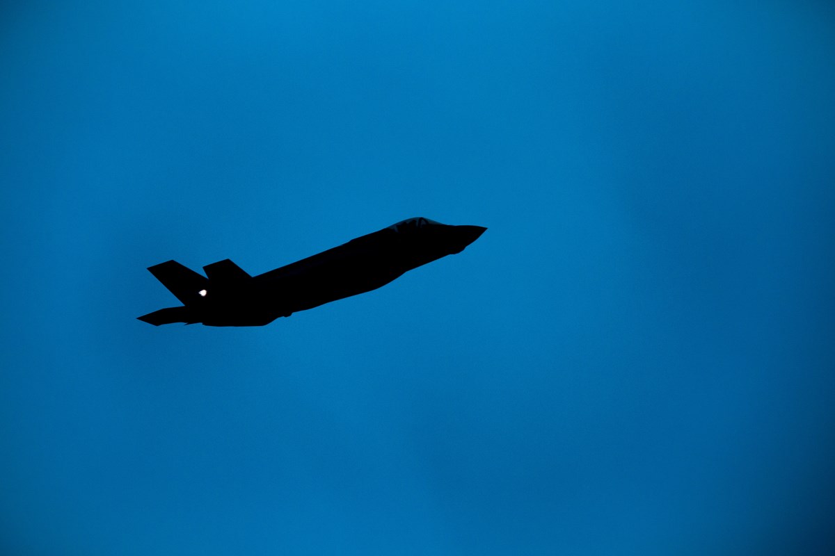 F35 fly med blå himmel bak